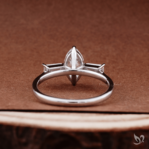 Bague de fiançailles classique en or blanc 10K avec diamant de laboratoire taille marquise 1 carat, trois pierres et pierres latérales taille baguette, certifiée IGI - Product Image 3