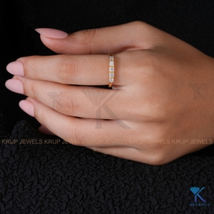 แหวนเพชรทรงปรินเซสคัท 5 เม็ด ทองคำแท้ 14K 18K สำหรับขายส่ง แหวนครึ่งวงนิรันดร์ เหมาะสำหรับใส่ทุกวัน - Product Image 4