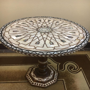 Mesa auxiliar redonda con un audaz patrón óptico en blanco y negro y patas minimalistas tipo horquilla, disponible a precios de mayorista. - Product Image 3
