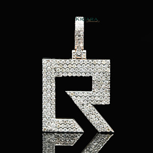 Pendentif lettre R en argent 925 serti de diamants de laboratoire, taille brillant rond, charme classique - Product Image 1