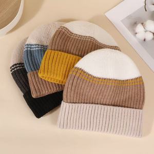 Gorro de punto unisex con bloques de color, con contraste y puño plegable, cálido para invierno, estilo casual - Product Image 2