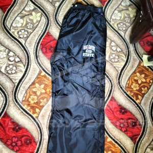 กางเกงวอร์มกันลมพิมพ์โลโก้ตามสั่ง OEM สำหรับผู้ชายและผู้หญิง ผลิตจากโพลีเอสเตอร์กันน้ำ 100% ไนลอน - Product Image 1