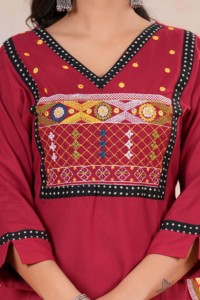 ชุดกางเกงคุร์ตะปักลายสีน้ำตาลแดงสำหรับผู้หญิงพร้อมผ้าคลุมไหล่ |   ชุดผ้าฝ้ายสไตล์ชาติพันธุ์สำหรับสุภาพสตรี |   ชุดสำหรับงานเทศกาลและชุดลำลอง - Product Image 5