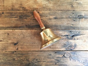 Cloche à main de méditation en laiton de qualité supérieure avec poignée en bois pour une décoration élégante de la maison, yoga, usage quotidien, cloche au son clair - Product Image 6