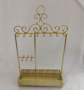 Support à bijoux en laiton avec design orné et plateau pour la décoration de chambre - Product Image 1