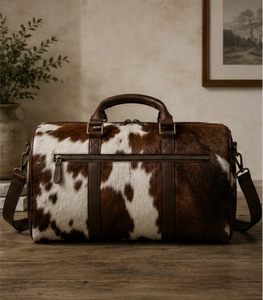 Bolsa de Viaje de Cuero Vacuno con Cierre de Cremallera, Diseño Duradero con Patrón Marrón y Blanco - Product Image 3