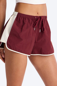 Veste coupe-vent légère pour femme, couleur bordeaux et crème, avec short de course assorti à cordon de serrage, ensemble deux pièces - Product Image 3