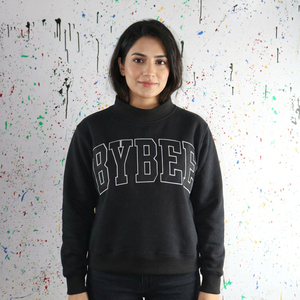 เสื้อสเวตเชิ้ตคอกลม Bybee สีดำ ทรงปกติ ยูนิเซ็กส์ ผ้าฝ้ายเฟรนช์เทอร์รี่ ลำลอง สำหรับฤดูใบไม้ร่วง CLUSH SPORTS - Product Image 1