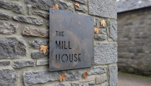 Letrero Metálico de Acero Corten Personalizado, Letrero con Logotipo Empresarial, Letrero de Pared de Metal Cortado con Láser, Letrero Comercial Personalizado para Interiores y Exteriores - Product Image 1