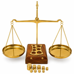 Balance de précision vintage en laiton avec poutre gravée ornée, base en bois et poids en laiton – Balance d'apothicaire antique décorative - Product Image 3