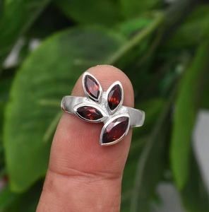 Bague grenat avec pierres précieuses faite à la main en argent sterling 925 Bague élégante en pierre rouge pour femme Cadeau de bijouterie en argent massif - Product Image 1