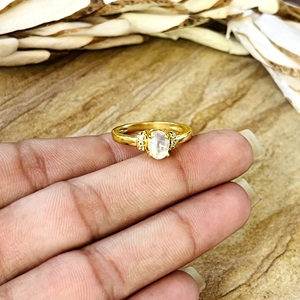 Bague en laiton plaqué or 18 carats pour femme, design tendance, minimaliste, avec pierre de lune, style bohème, solitaire délicat, bagues célestes, vente en gros/OEM - Product Image 4