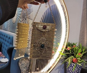 Pochette de luxe faite main, forme personnalisée, légère, tendance, avec broderie de perles en cristal plaqué or et chaîne métallique, pour anniversaire F S - Product Image 3