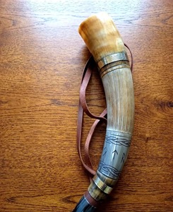 Corne de buffle naturelle polie éco-responsable ILAHI, style religieux Feng Shui, avec sangles en cuir, pour décoration intérieure - Product Image 5