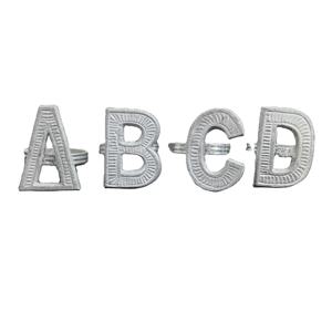 Anillos para Servilletas Personalizados con Letras del Alfabeto A B C D, Hebillas de Aluminio Texturizado Plateado para Decoración de Mesa de Boda y Eventos - Product Image 1