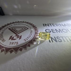 Diamante Rectangular con Corte Mixto Tipo Cojín, Certificado por IGI, 1.5CT, Color Amarillo Claro Fantasía, Cultivado en Laboratorio, VS2, Suelto, para Joyería - Product Image 3