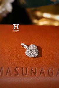 Fournisseur de bijoux fins sur mesure - Pendentif en or blanc 14 carats en forme de cœur avec diamants baguette pour la vente en gros - Product Image 5