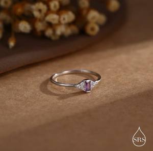 Anillo de Plata de Ley con Circonitas Cúbicas Lila de Inspiración Vintage, Anillo Baguette en Plata o Oro, Delicado Anillo con Zafiro - Product Image 4