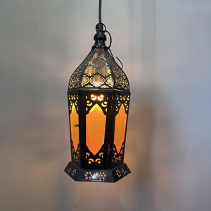 Luminaire suspendu décoratif en fer et verre gravé noir, design artisanal, motif LED blanc chaud doux pour salon - Product Image 4