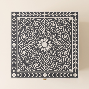 Mesa auxiliar negra con incrustaciones florales hechas a mano, que sirve como mesita de noche moderna para la decoración del dormitorio del hogar. Muebles modernos para el hogar. - Product Image 3