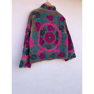 Chaqueta de terciopelo gris de lujo para mujer, bordada a mano con motivos florales coloridos, estilo bohemio hippie, ropa exterior de otoño para mujer - Product Image 4