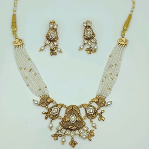 Conjunto de Collar de Perlas Plateadas Tradicionales con Trabajo Kundan y Pendientes a Juego, Acabado Antiguo, Joyería Étnica para Novias - Product Image 1