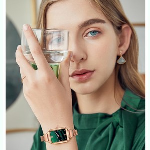 Reloj de cuarzo verde pequeño y sencillo de moda al por mayor de fábrica, reloj cuadrado pequeño retro, regalo de moda para damas, reloj de pulsera - Product Image 1