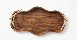 Plateau de service robuste en bois de manguier naturel, longue planche avec rebord surélevé et poignées en forme de branche dorée métallique - Product Image 3