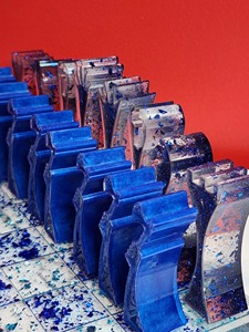 Jeu d'échecs en résine avec pièces transparentes, design artistique sculptural, plateau de jeu de collection - Product Image 2
