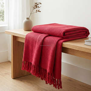 Manta Decorativa de Algodón con Diseño de Waffle Rojo para Sofás de Estilo Contemporáneo, con Superficie Texturizada y Flecos - Product Image 1