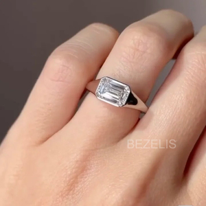 Anillo de Diamante Cultivado en Laboratorio con Corte Esmeralda y Engaste de Bisel, Platino, Corte Escalonado, Impresionante - Product Image 1