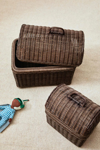 Coffre de rangement en rotin tressé marron foncé avec couvercle et poignées, panier décoratif fait main pour l'organisation de la maison - Product Image 3