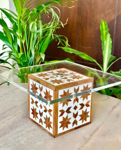 Vente en gros de présentoir à gâteaux artisanal en bois avec incrustation et plateau en acrylique pour maison de luxe, hôtel et restaurant pour événement - Product Image 1