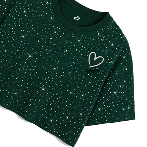 เสื้อครอปท็อปผู้หญิงสีเขียวเข้มประดับคริสตัลรูปหัวใจแบบขายส่ง รับทำโลโก้ เสื้อยืดแขนสั้นทรงบ็อกซี่สไตล์สตรีทแวร์วิบวับ - Product Image 5