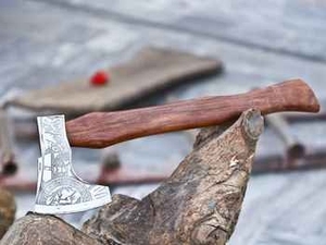 ZA DAMASCUS MAKERS Cabeza de Hacha Vikinga Hecha a Mano de Alta Calidad con Espiga Plana, Hoja de Acero al Carbono con 5 Filos de Corte y Mango de Madera de Fresno Grabado - Product Image 3
