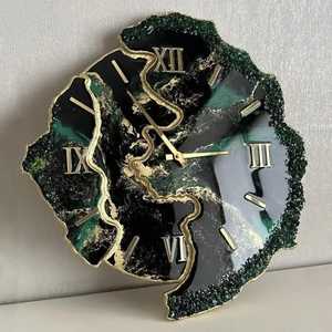 Reloj de Pared de Resina Epoxi Verde Esmeralda Irregular de Lujo con Incrustaciones Doradas, Números Romanos, Estilo Geoda, Silencioso, para Decoración de Pared de Hotel - Product Image 1