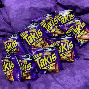 Clásicos Takis: Snacks Enrollados Picantes con Rico Condimento de Chile y Textura Crujiente, una Opción Popular para el Supermercado - Product Image 3