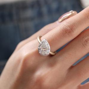 Bague pour femme en or jaune 14 carats avec diamant de laboratoire en forme de poire de 3 carats, finition mate et sertissage en or blanc, style tendance - Product Image 3