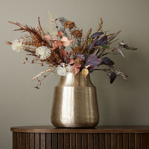Vase en laiton poli élégant avec une base inférieure subtilement martelée, contenant des tiges d'orchidées blanches raffinées, disponible à prix de gros. - Product Image 5
