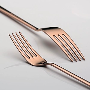Ensemble de couverts en or rose, finition mate, design minimaliste, résistant à la rouille, couverts en métal pour les dîners de mariage - Product Image 4