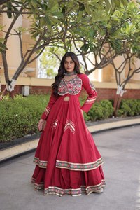 Conjunto de Lehenga de Algodón Kora de Diseñador con Hilo Gamthi, Trabajo de Espejo Real y Shrug Gota Patti - Product Image 1