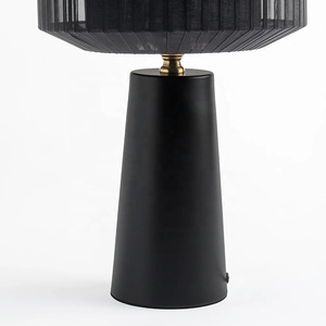 Lanterne en obsidienne, lampe de table en métal avec abat-jour en verre côtelé fumé, finition noire mate, éclairage d'ambiance design - Product Image 3