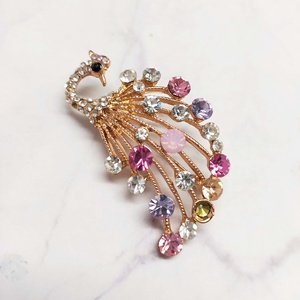 Broche élégante en strass en forme de paon avec base en alliage de zinc - Décoration pour mariage et remise de diplôme - Product Image 2