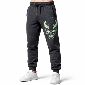 กางเกงวอร์มขายาวผู้ชายสีเทาเข้มพิมพ์ลายกราฟิกหัวกะโหลกผ้าคอตตอนผสมทรงสลิมฟิตสไตล์สตรีทแวร์ลำลองพร้อมเชือกผูก - Product Image 1