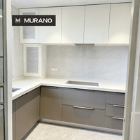 Solution de mobilier pour toute la maison, design gratuit, cuisine moderne en L, laquée blanc et gris bicolore