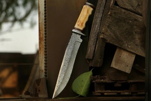 Couteau Bowie droit artisanal en acier Damas avec manche en os, pour le camping, la survie et la chasse, de la marque A&M ENTERPRISES. - Product Image 3