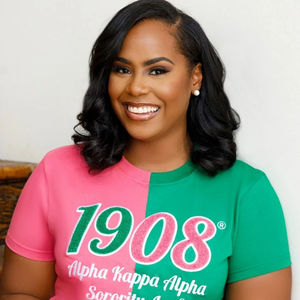 T-shirt en chenille Half Half 1908, design bicolore vert et rose, lettres brodées, vêtements de sororité, coton, vie universitaire grecque - Product Image 2