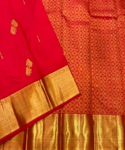 Sari de Seda Rojo con Borde Dorado, Traje Tradicional Indio para Bodas, para Mujer - Product Image 1