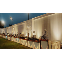 Tables de buffet extérieures décorées disposées en rangée avec des panneaux frontaux modernes et éclairés