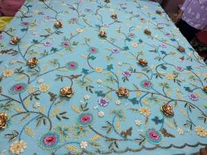 Tissu en dentelle de tulle bleu clair de qualité supérieure, brodé à la main avec des fleurs, des perles multicolores et des travaux en zari doré pour robes de mariée - Product Image 3